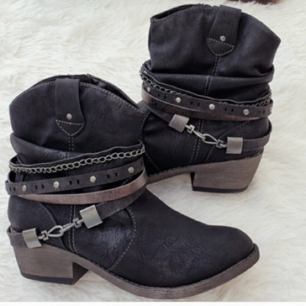 Jelly Pop Odile Adorable distressed black cowboy boots Women’s size 6.5M.